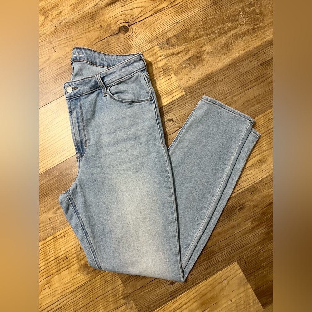 Old Navy high-rise ‘wow’ straight leg jeans, light wash, women’s size 14 regular